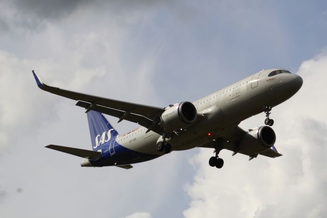 Airbus A320neo (EI-SIK) - A SAS Scandinavian A320neo on final approach into LHR, landing on runway 09L.br /br /Location: Stanwell Moor Road, beside runway 09L.br /Date: 28.08.22 (dd/mm/yy)