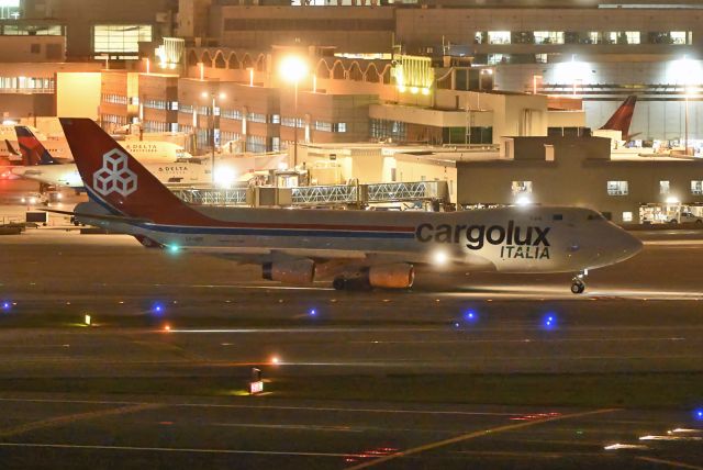 Boeing 747-400 (LX-UCV)