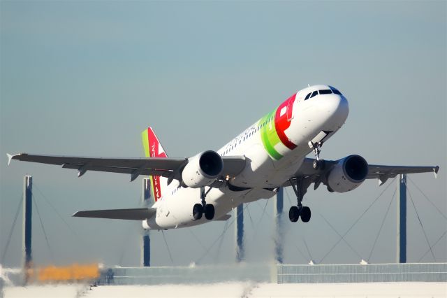 Airbus A320 (CS-TNU)