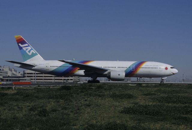 Boeing 777-200 (JA008D) - Taxing at Tokyo-Haneda Intl Airport on 1999/04/08