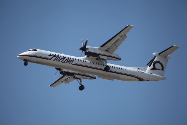 de Havilland Dash 8-400 (N424QX)