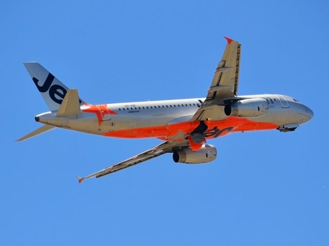 Airbus A320 (VH-VQE) - Getting airborne off runway 23. Wednesday 4th January 2012.