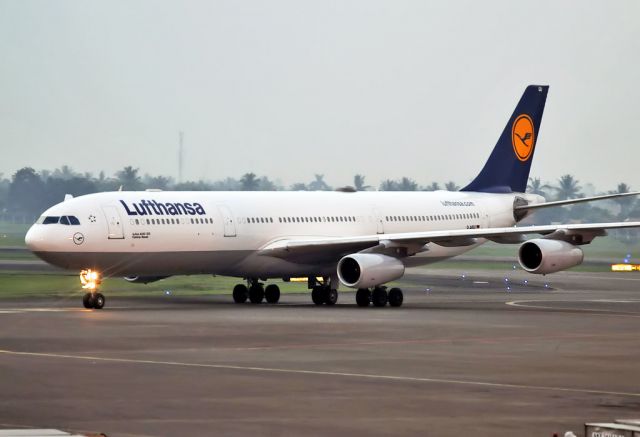 Airbus A340-300 (D-AIGU)