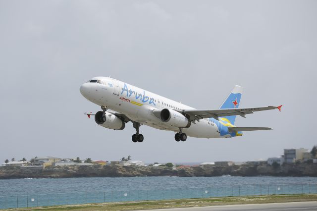 IAI Gulfstream G200 (P4-AAD) - Air Aruba departing 