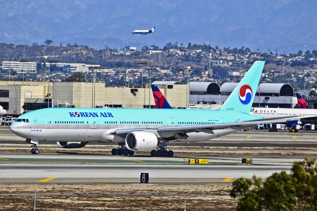 Boeing 777-200 (HL7575) - HL7575 Korean Air Boeing 777-2B5/ER (cn 28445/309)  Los Angeles - International (LAX / KLAX) USA - California, October 24, 2012 TDelCoro