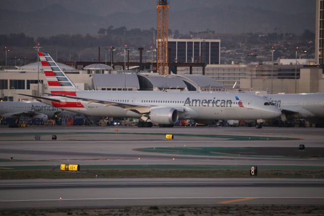 Boeing 787-9 Dreamliner (N833AA)