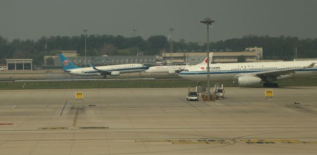 Boeing 737-800 (B-1921) - 6/23/18 smoking the mains, Rwy 36R, as Air China A333 B-6079 waits