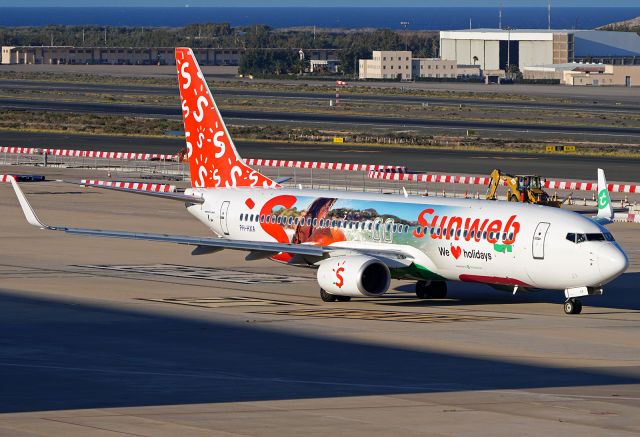 Boeing 737-800 (PH-HXA)