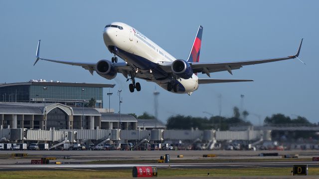 Boeing 737-900 (N838DN)