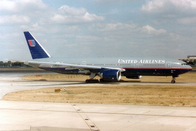 Boeing 777-200 (N770UA) - Seen here in Jul-96.  With United Airlines from Jul-95 to Apr-05 when it became PP-VRJ then EI-UNZ.  Registration cancelled 14-Jun-17.  Broken up at LETL.