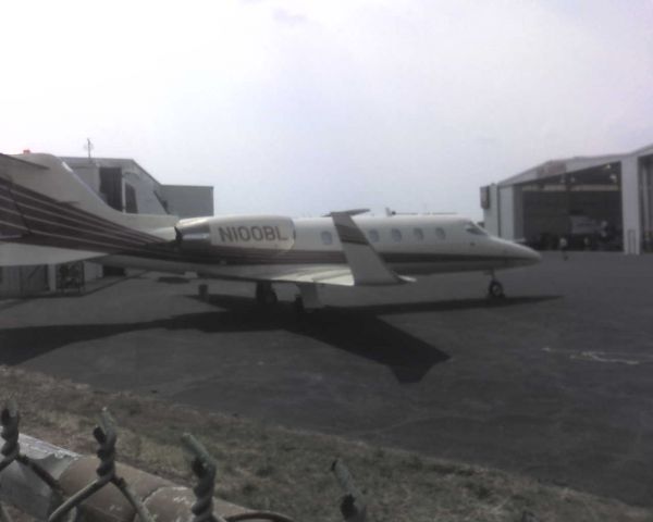 Learjet 31 (N100BL) - N100BL before the new paint.