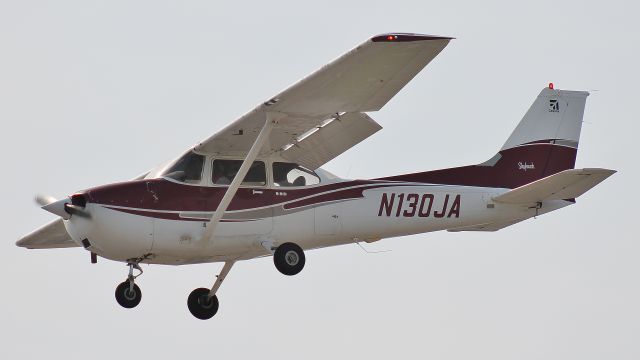 Cessna Skyhawk (N130JA) - Landing runway 19 on 26 May 2018.