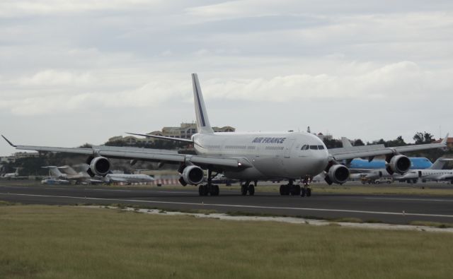 Airbus A340-300 (F-GLZR)