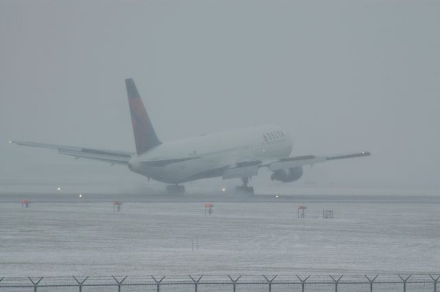 BOEING 767-300 (DAL43) - Delta 43 Heavy landing on 36 right from LFPG/CDG AT 1:19PM on a snowy Sat on Dec 4 2010    thanks again to a very nice person at the airport,    can be reached at Truck10FMFD@aol.com for comments