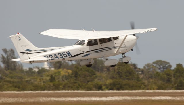 Cessna Skyhawk (N2435W)