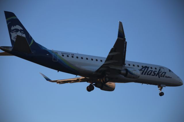 EMBRAER 175 (long wing) (N405SY)