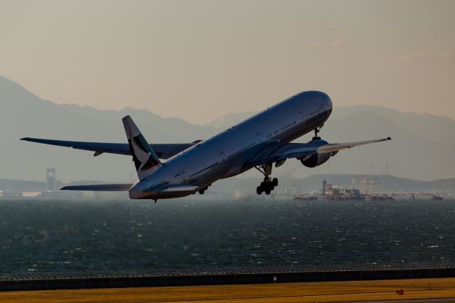Boeing 777-200 (B-HNO)