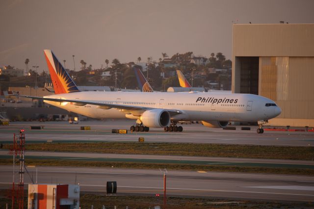BOEING 777-300ER (RP-C7773)