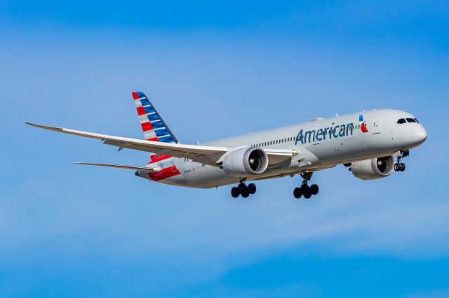 Boeing 787-9 Dreamliner (N830AN) - American Airlines 787-9 landing at DFW on 12/25/22. Taken with a Canon R7 and Tamron 70-200 G2 lens.