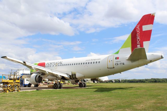 Airbus A319 (CS-TTG) - A TAP air Portugal A319 waiting to get scrapped at Cotswold Kemble Airport.br /br /Location: Cotswold Kemble Airport.br /Date: 31.08.22 (dd/mm/yy).