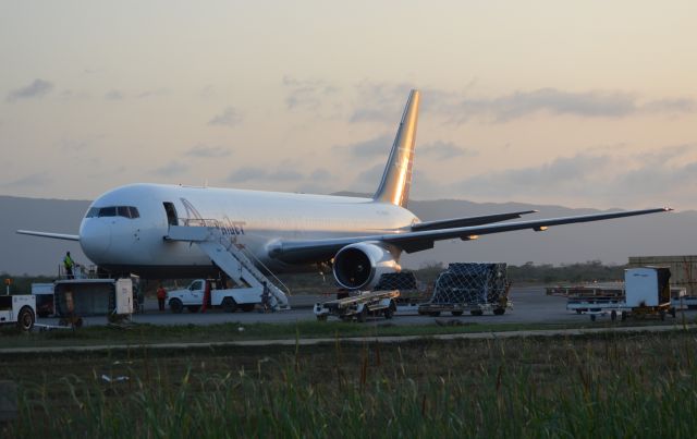 BOEING 767-300 (N316CM)