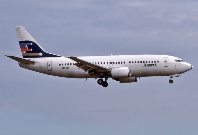 BOEING 737-300 (VH-CZK) - ANSETT AIRLINES OF AUSTRALIA - BOEING 737-377 - REG VH-CZK (CN 23663/1323) - ADELAIDE INTERNATIONAL AIRPORT SA. AUSTRALIA - YPAD 2/11/1990