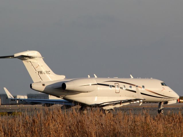 Bombardier Challenger 300 (YR-TRC)