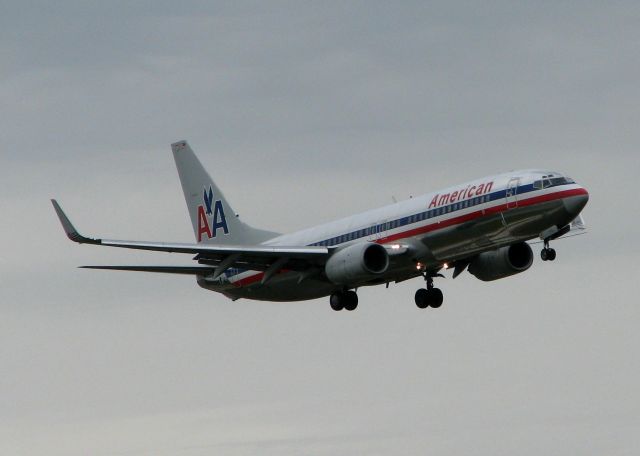 Boeing 737-800 (N930AN) - Landing at DFW.