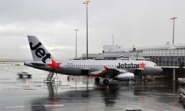 Airbus A320 (VH-VFL) - Jetstar Airways Airbus A320-232(WL) VH-VFL in Sydney 