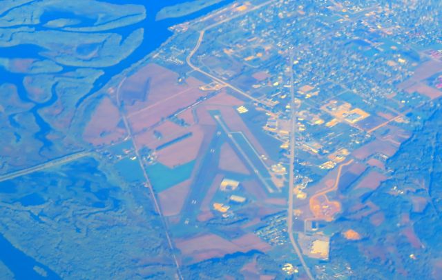 — — - Prairie du Chien Municipal Airport as seen from Air Canada flight 1071 on October 13, 2013