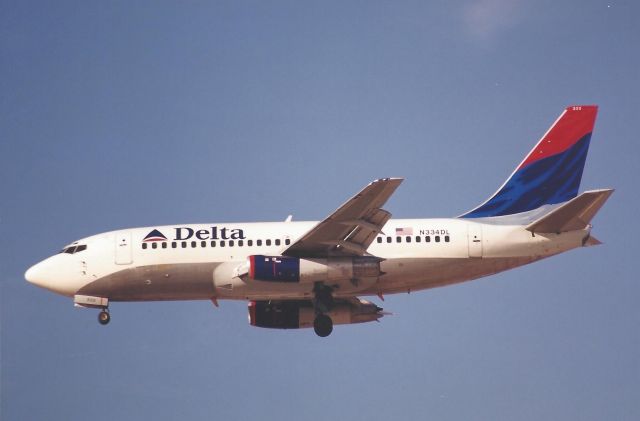 Boeing 737-200 (N334DL)