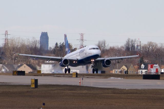 Airbus A320 (N643JB)