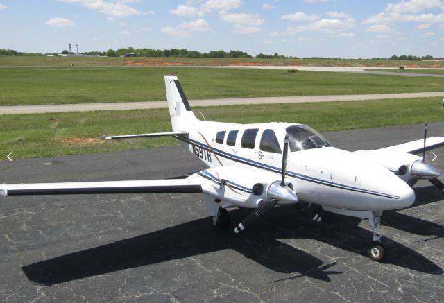 Beechcraft Baron (58) (N512SL)