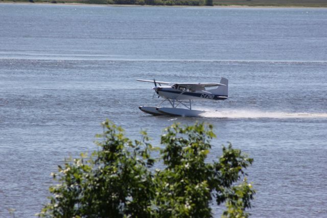 Cessna Skywagon (C-FZNO) - Décollage du fleuve St-Laurent le 14-06-2012 à Lavaltrie QC.