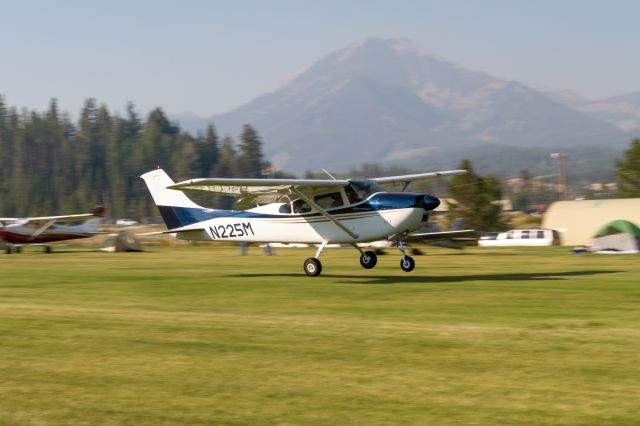 Cessna Skylane (N225M)