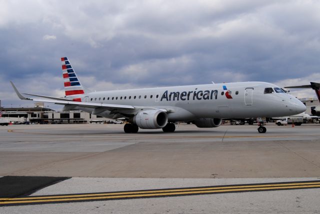 Embraer ERJ-190 (N948UW)