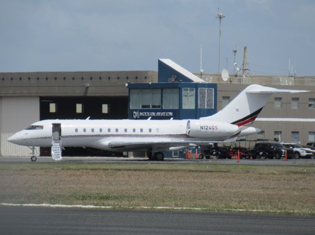 Bombardier Global 5000 (N124QS)