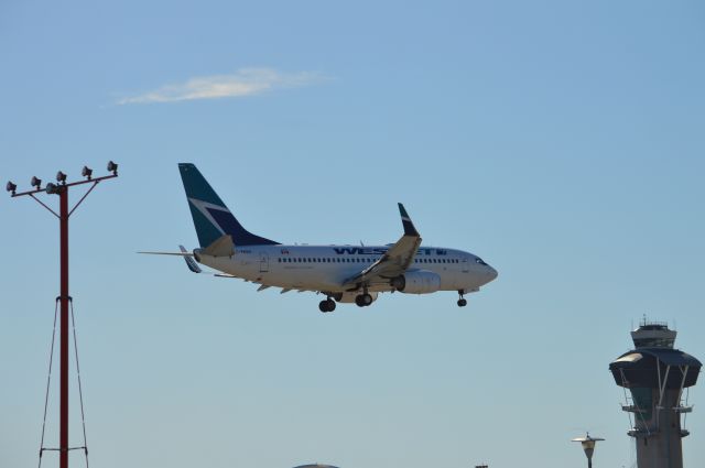 Boeing 737-700 —