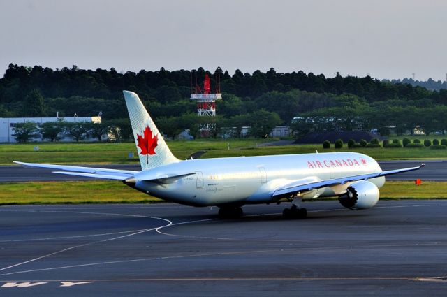 Boeing 787-9 Dreamliner (C-FNOI) - Taxi towards Sunset