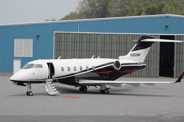 Bombardier Challenger 300 (N300WK)