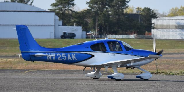 Cirrus SR-22 (N725AK) - A Cirrus SR22 platinum spins its propeller as it taxis to the runway at Monmouth Airport, NJ on an April afternoon.