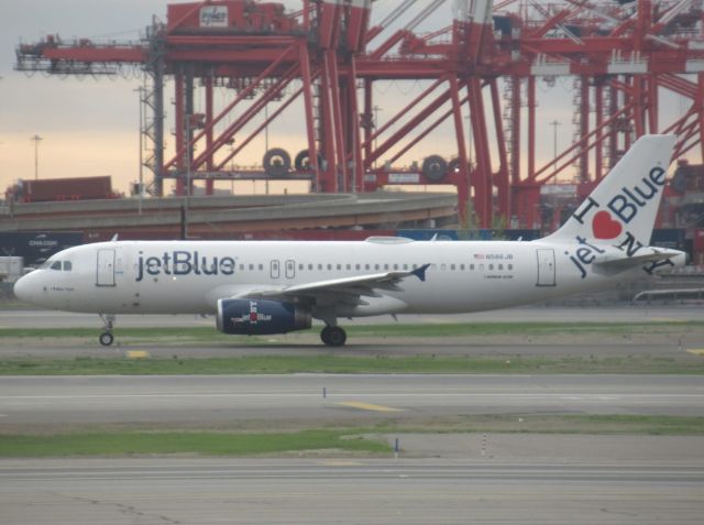 Airbus A320 (N586JB)
