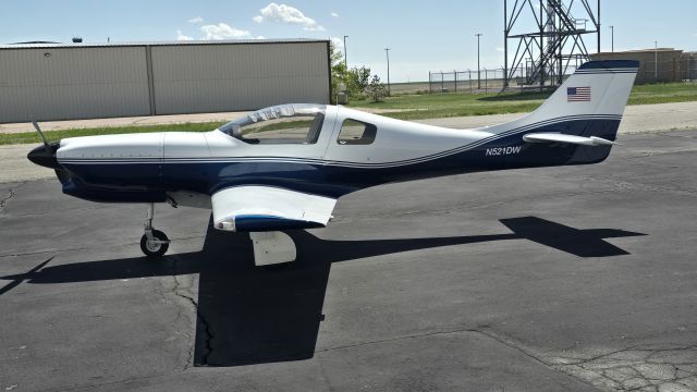 PAI Lancair 320 (N521DW) - Newly waxed on a warm spring day