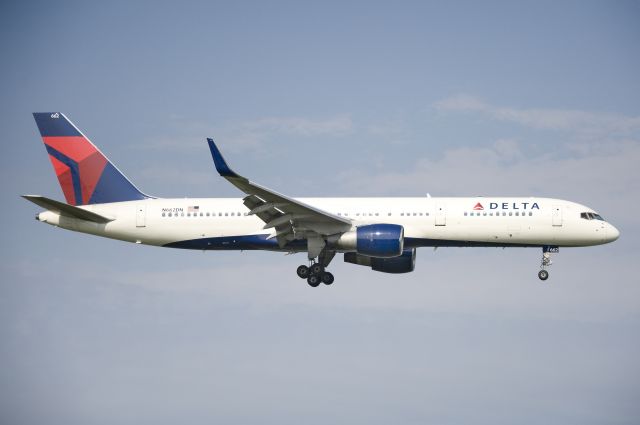 Boeing 757-200 (N662DN) - Seen at KDCA on 5/22/2011.