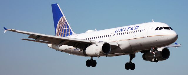 Airbus A319 (N830UA) - Arriving on 35L.