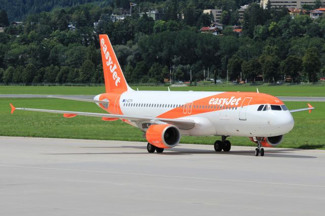 Airbus A320 (G-EZTH)