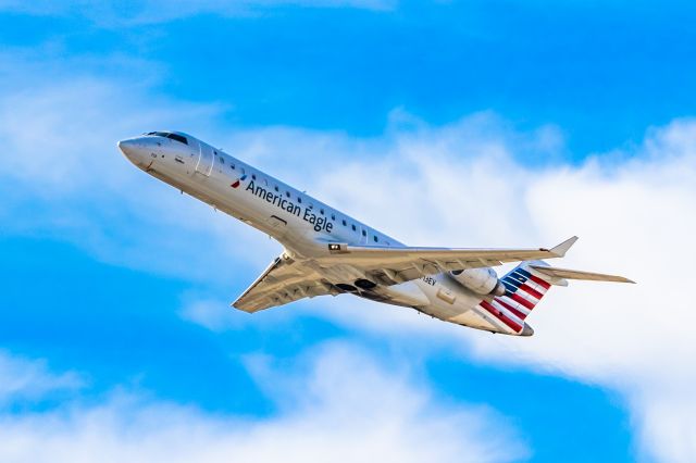 Canadair Regional Jet CRJ-700 (N713EV) - SkyWest CRJ700 taking off from PHX on 11/28/22. Taken with a Canon 850D and Tamron 70-200 G2 lens.