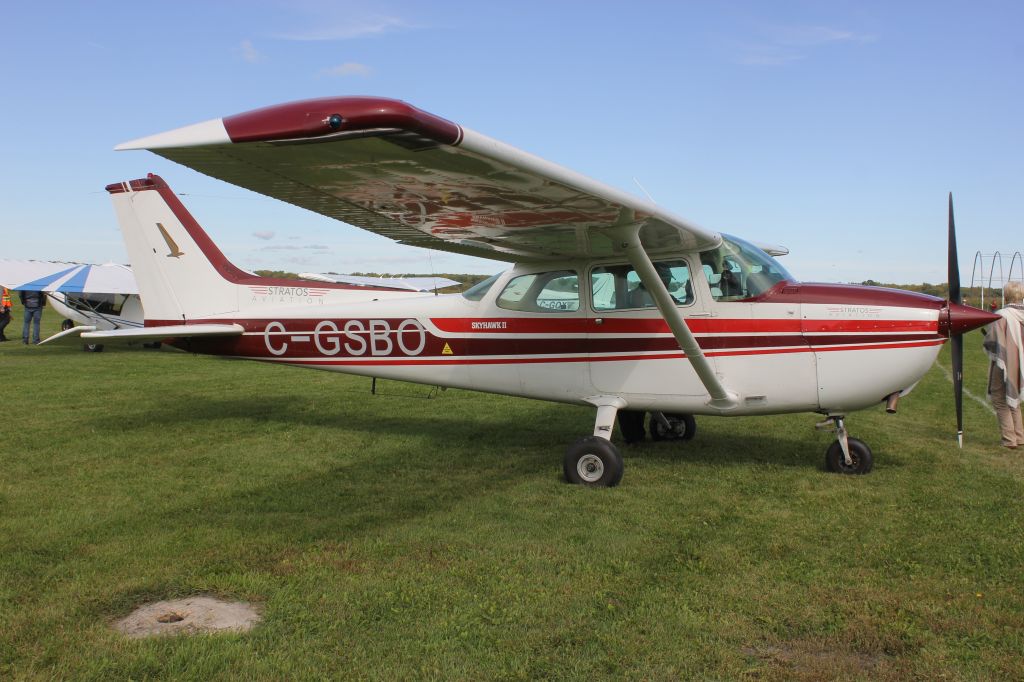 Cessna Skyhawk (C-GSBO) - C-GSBO Cessna Skyhawk 172 Stratos Aviation RVA Aéroport de Salaberry de Valleyfield QC. CSD3 29-09-2019.
