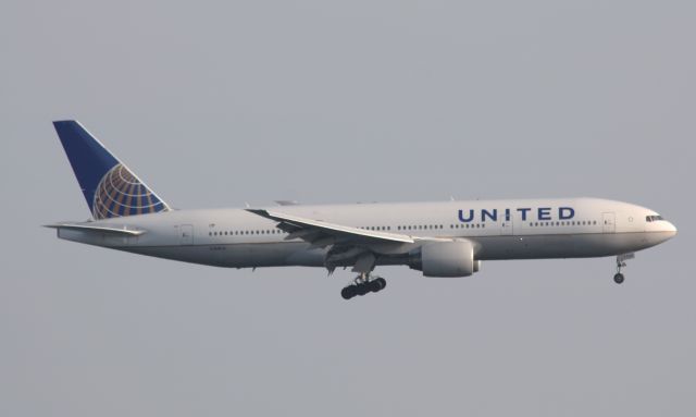 Boeing 777-200 (N768UA)