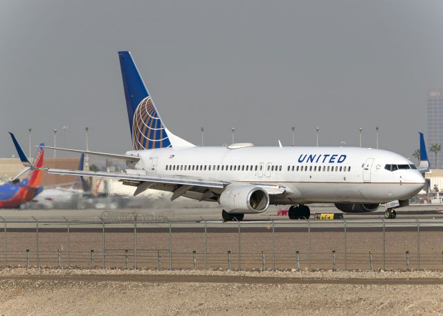 Boeing 737-800 (N77258)